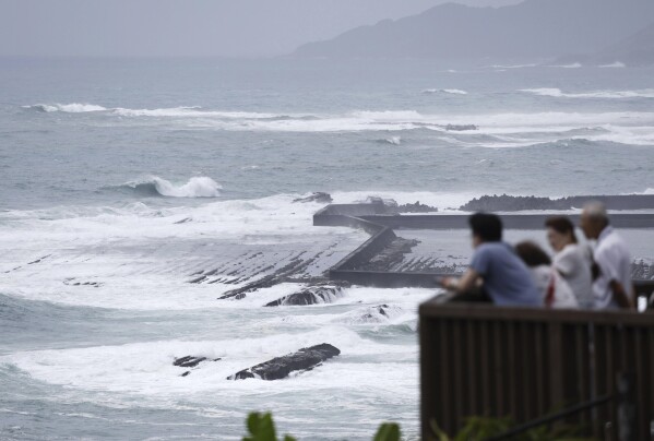 台风“姗姗”给日本西南部带来暴雨和交通中断的威胁